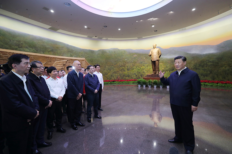 9月12日，中共中央总书记、国度主席、中央军委主席习近平视察中共中央北京香山革命留想地。这是习近平在香山革命留想馆参观《为新中国奠基》主题展览，并颁发沉要讲话。