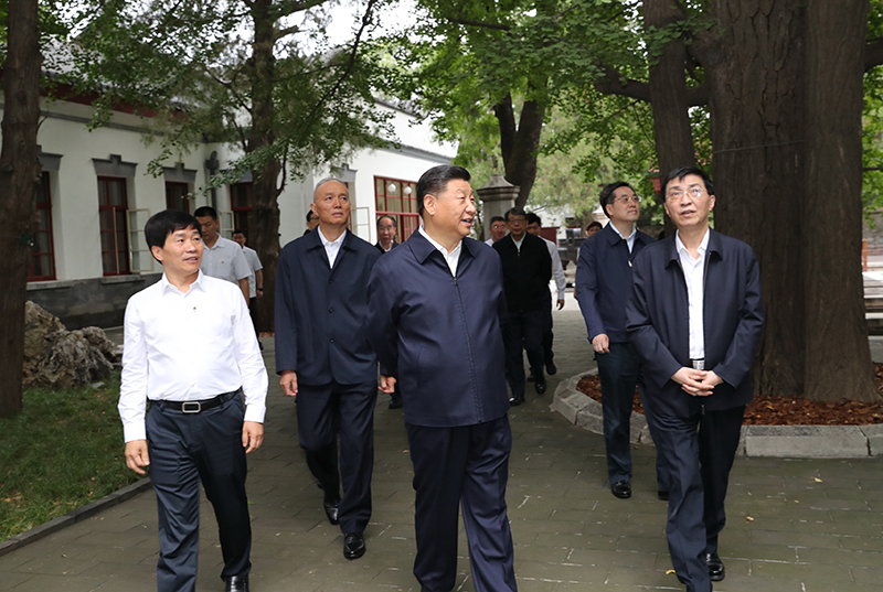 9月12日，中共中央总书记、国度主席、中央军委主席习近平视察中共中央北京香山革命留想地。这是习近平瞻仰双清别墅。