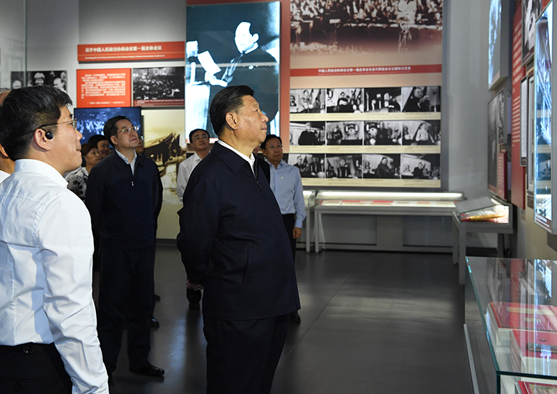 9月12日，中共中央总书记、国度主席、中央军委主席习近平视察中共中央北京香山革命留想地。这是习近平在香山革命留想馆参观《为新中国奠基》主题展览。