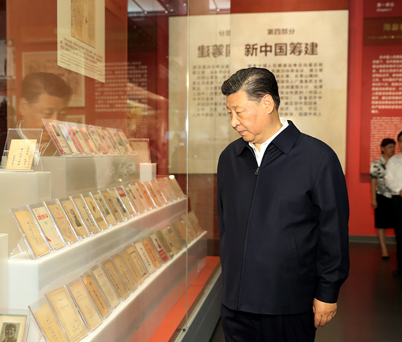 9月12日，中共中央总书记、国度主席、中央军委主席习近平视察中共中央北京香山革命留想地。这是习近平在香山革命留想馆参观《为新中国奠基》主题展览。