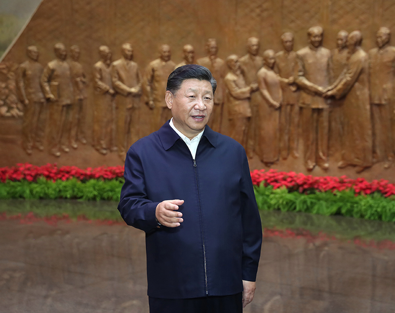 9月12日，中共中央总书记、国度主席、中央军委主席习近平视察中共中央北京香山革命留想地。这是习近平在香山革命留想馆参观《为新中国奠基》主题展览，并颁发沉要讲话。